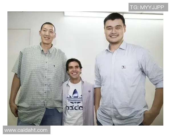 姚明与足球明星同框合影展现体育巨星的友谊与合作精神